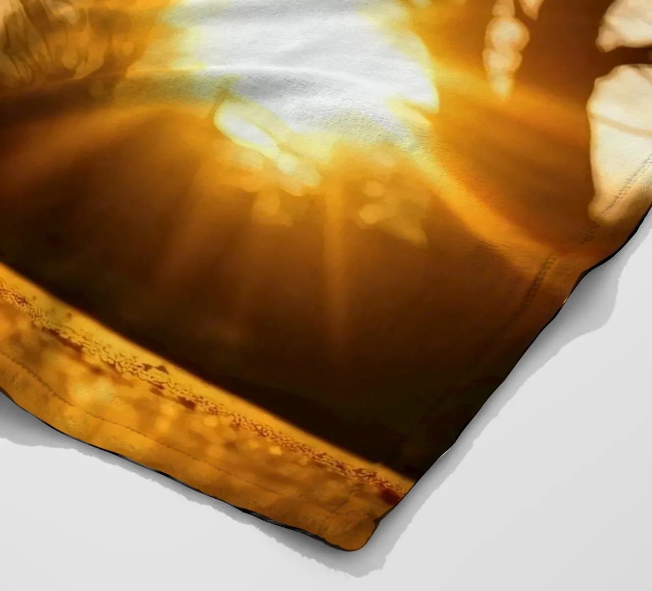 Il tramonto proietta una luce calda attraverso gli alberi lungo un sentiero tranquillo coperta in pile da DesignDoodle