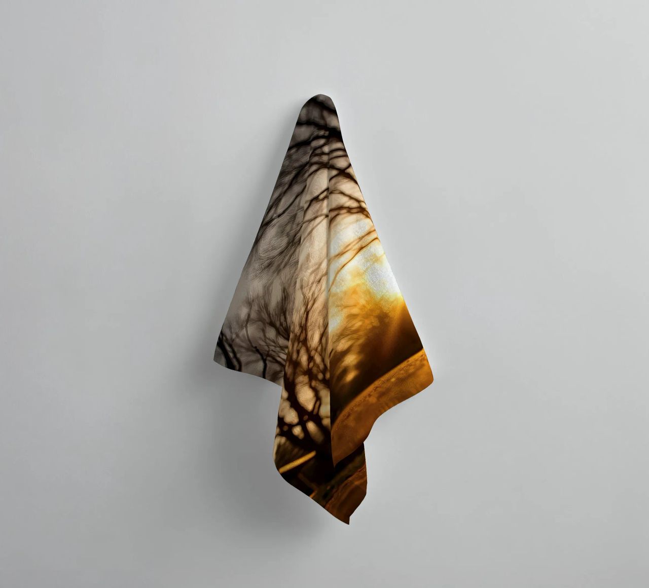 Zonsondergang werpt warm licht door bomen langs rustig pad badhanddoek van DesignDoodle