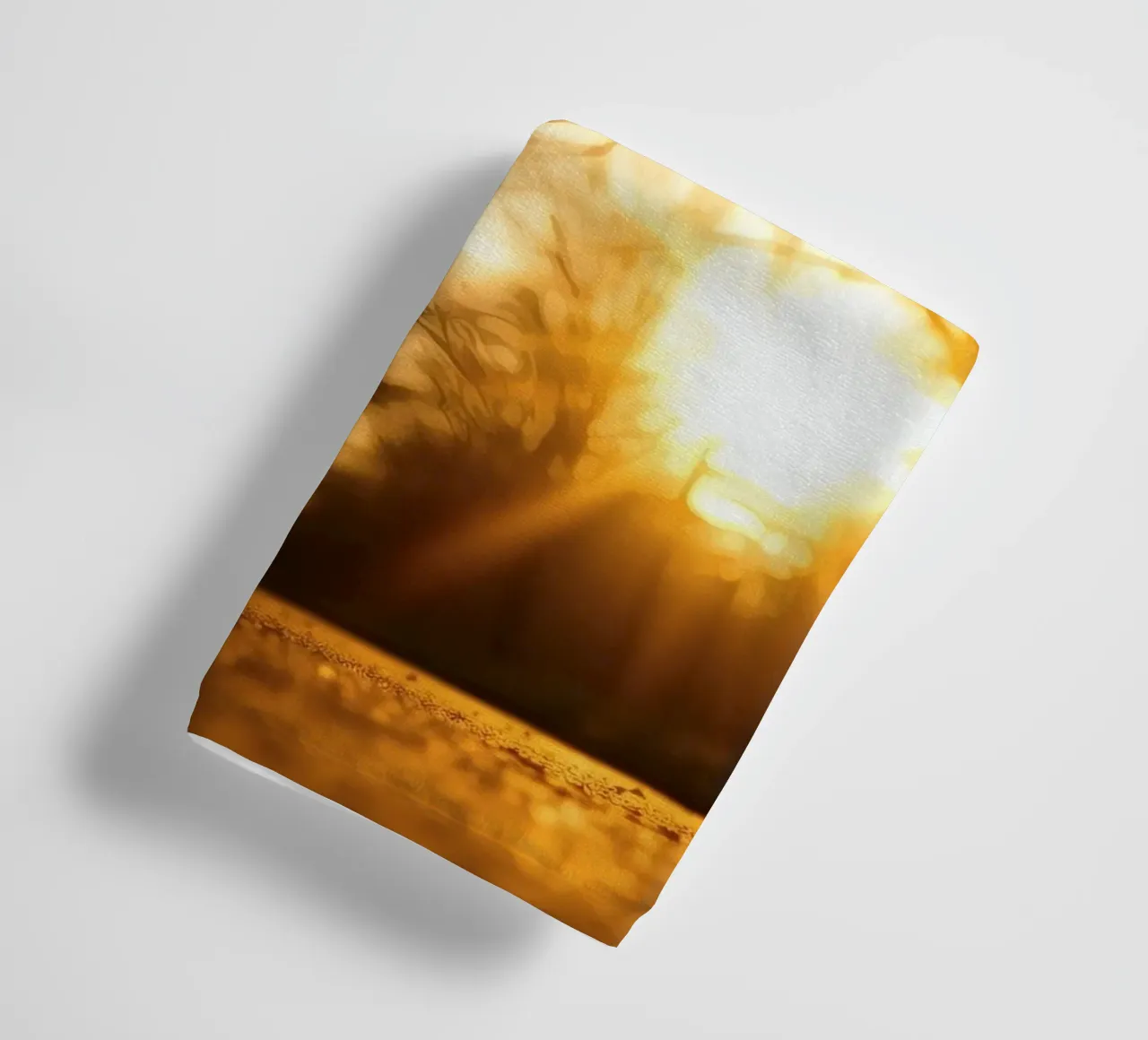 Sonnenuntergang wirft warmes Licht durch die Bäume entlang eines ruhigen Weges Handtuch von DesignDoodle