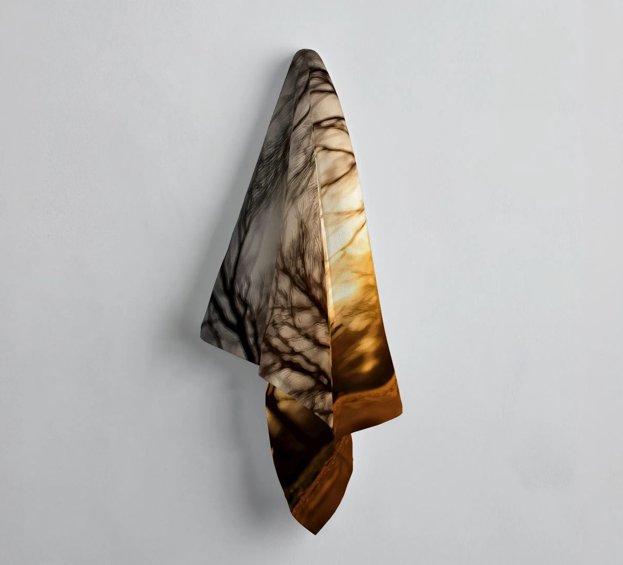 Zonsondergang werpt warm licht door bomen langs rustig pad badhanddoek van DesignDoodle