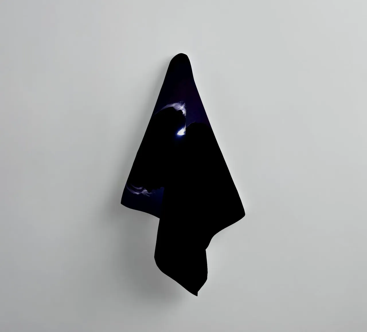 Silhouette eines Kindes vor einem dunklen Hintergrund beleuchtet Handtuch von DesignDoodle