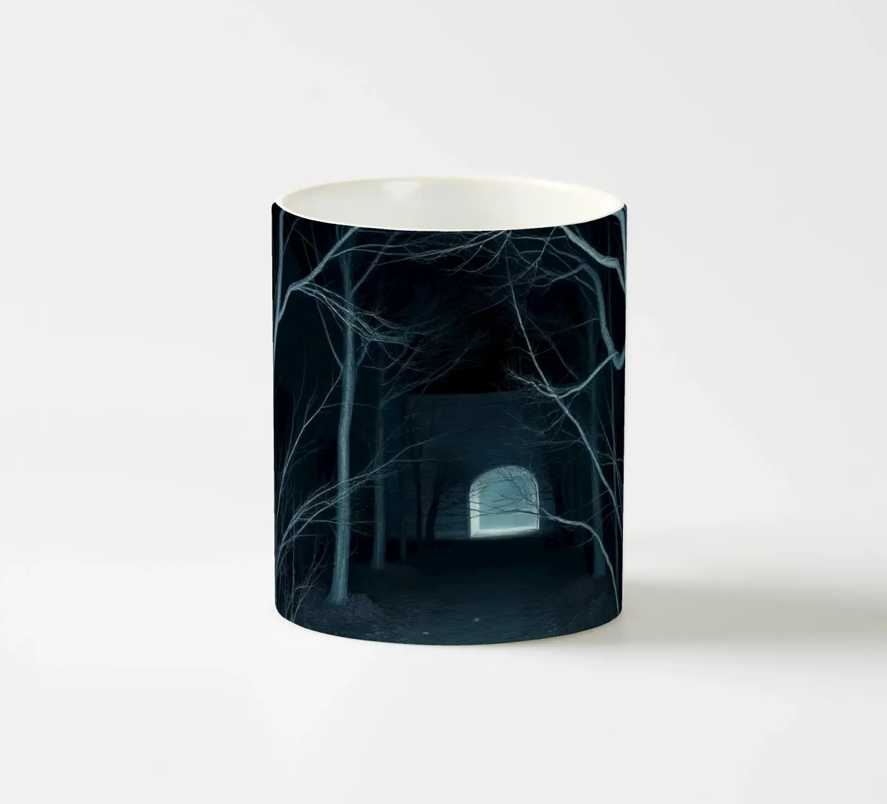 Un inquietante sentiero illuminato dalla luce della luna tazza in ceramica da DesignDoodle
