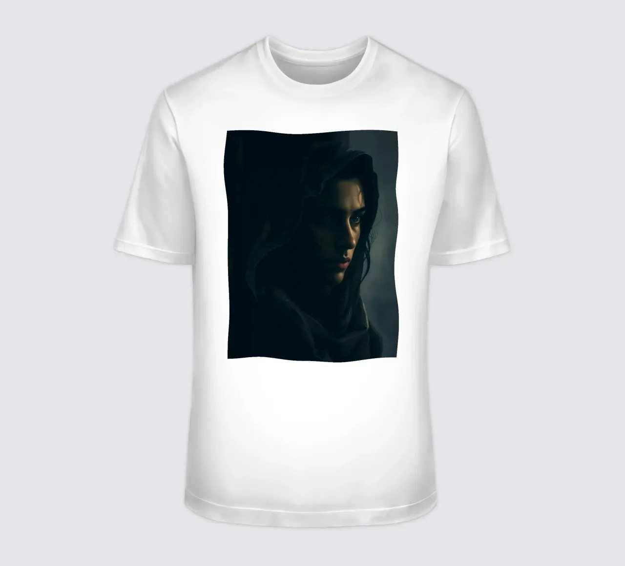 Mysterieuze vrouw in donkere kleding staart peinzend voor zich uit t-shirt van DesignDoodle