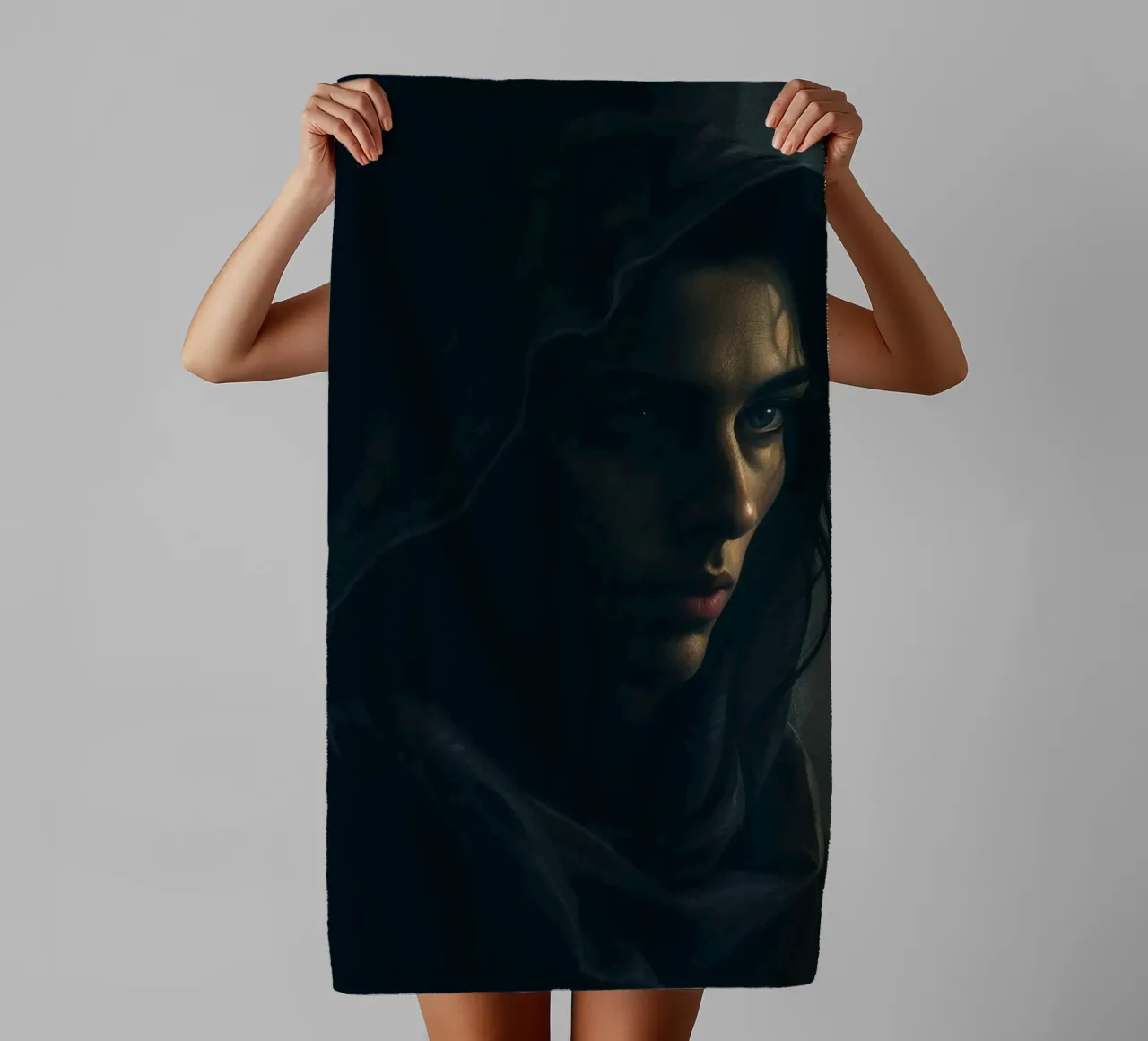 Mysterieuze vrouw in donkere kleding staart peinzend voor zich uit badhanddoek van DesignDoodle