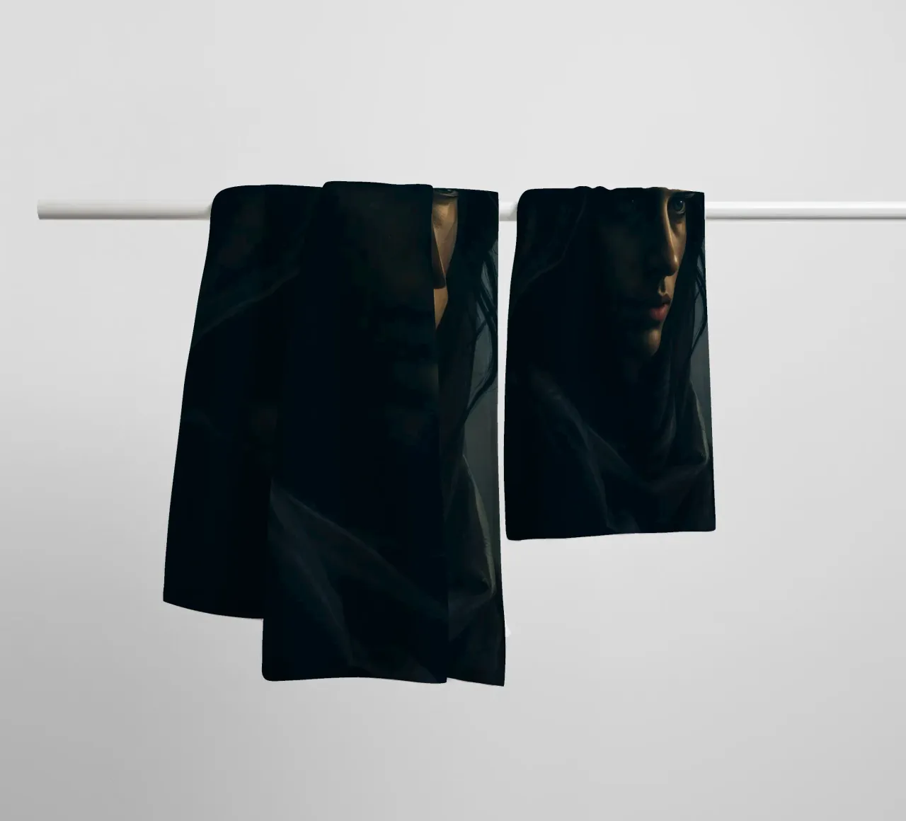 Mysterieuze vrouw in donkere kleding staart peinzend voor zich uit badhanddoek van DesignDoodle