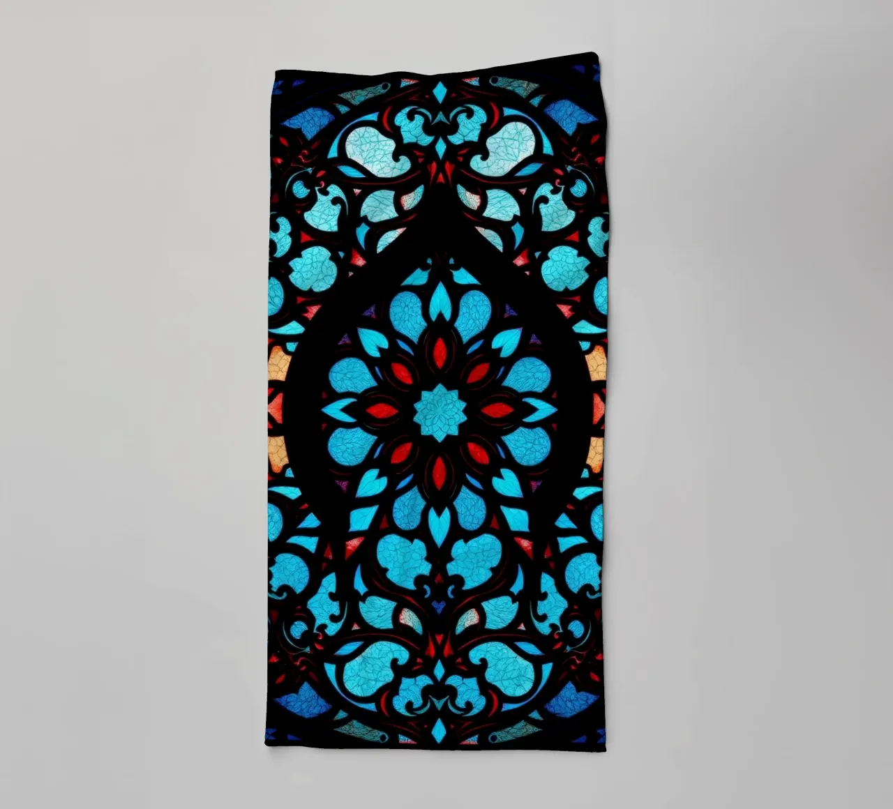 Vitrail coloré présentant des motifs floraux complexes. serviette de bain de DesignDoodle