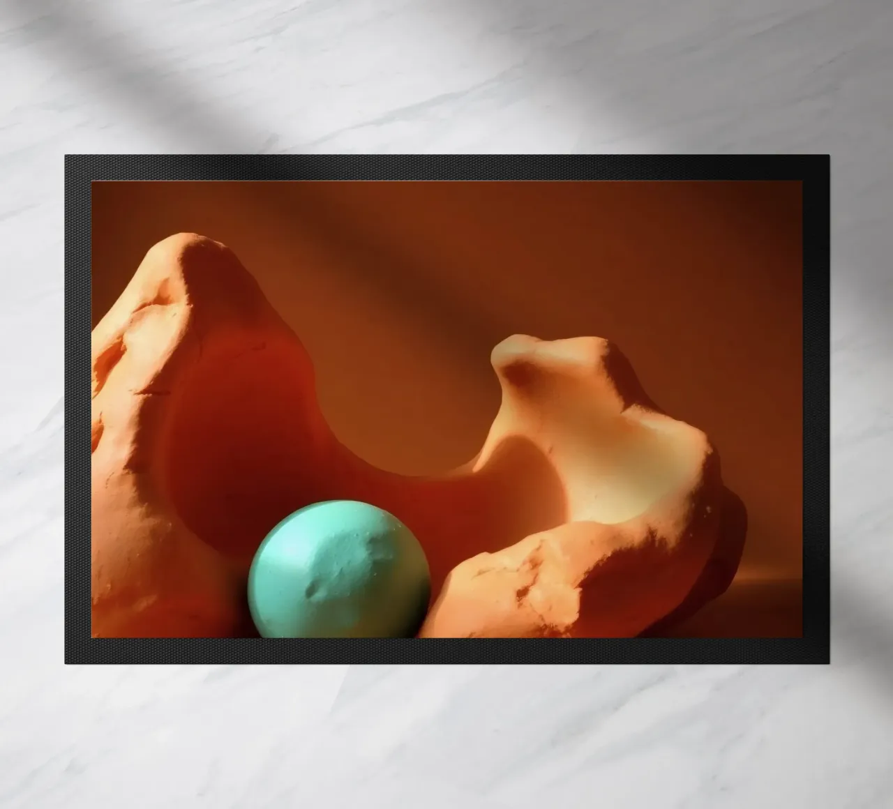 Composizione scultorea di argilla arancione e di una sfera turchese zerbino da DesignDoodle