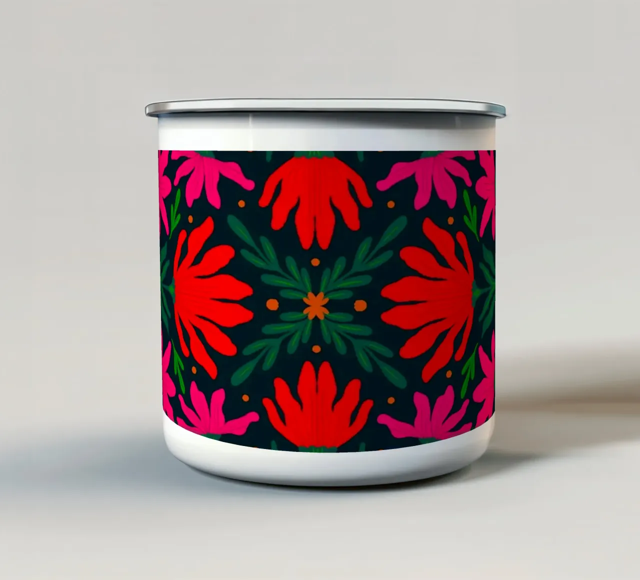 Fiori rosa e rossi in grassetto tazza in smalto da Wackapacka