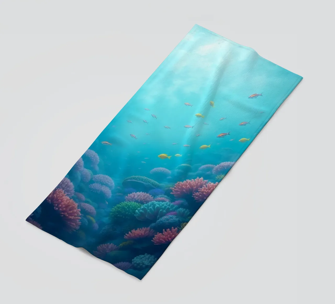 Lebendiges Unterwasser-Korallenriff voller bunter Fische in Strandtuch von DesignDoodle