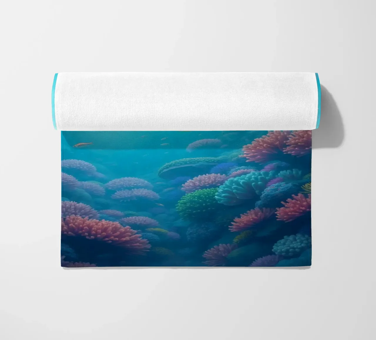 Lebendiges Unterwasser-Korallenriff voller bunter Fische in Strandtuch von DesignDoodle