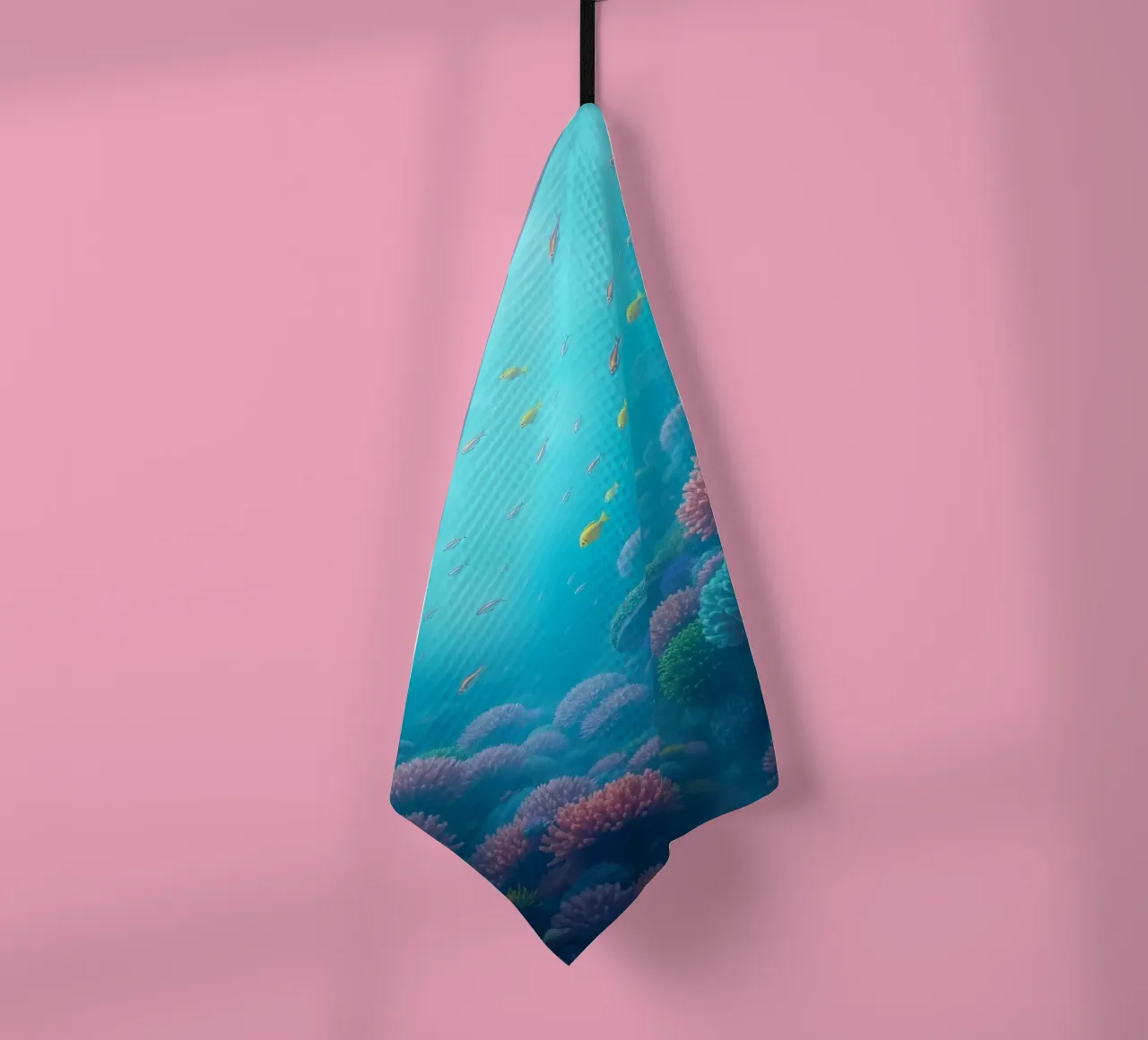 Lebendiges Unterwasser-Korallenriff voller bunter Fische in Geschirrtuch von DesignDoodle