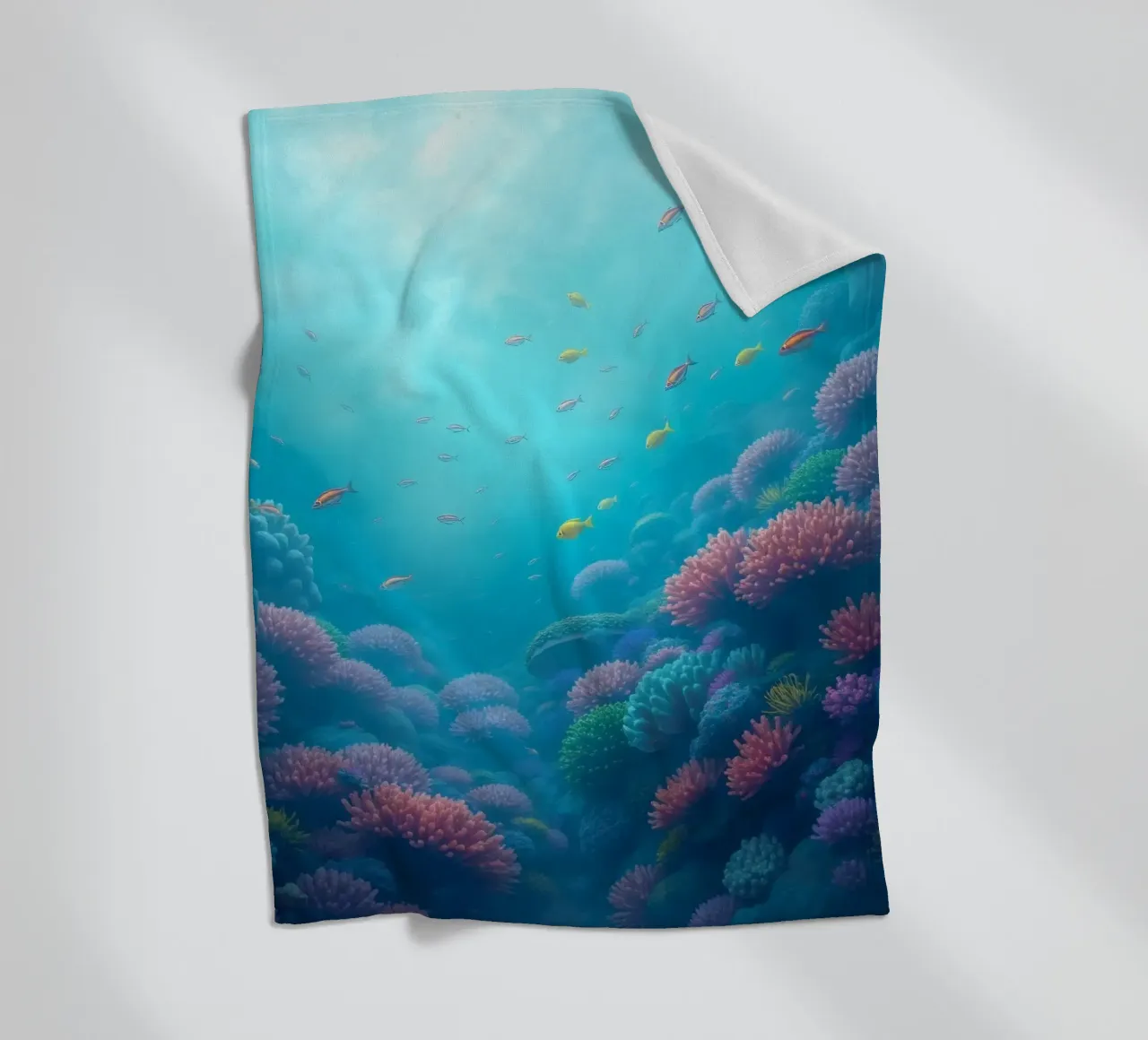 Lebendiges Unterwasser-Korallenriff voller bunter Fische in Fleecedecke von DesignDoodle