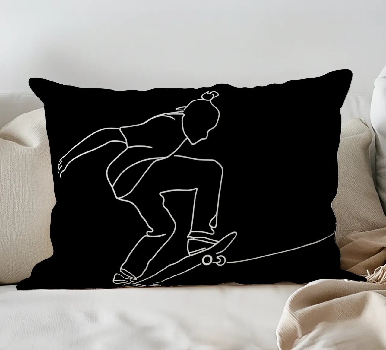 Disegno lineare minimalista di uno skateboarder | Astratto moderno cuscino da Viv Line Art