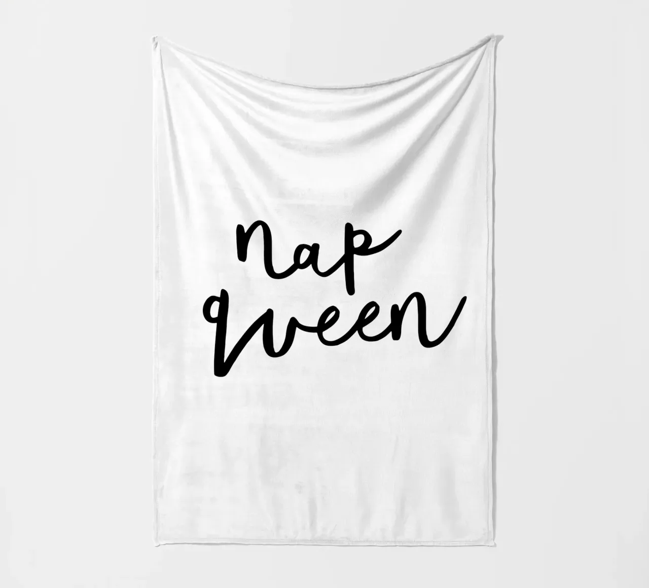 Design tipografico Nap Queen in bianco e nero monocromatico coperta in pile da THE MOTIVATED TYPE