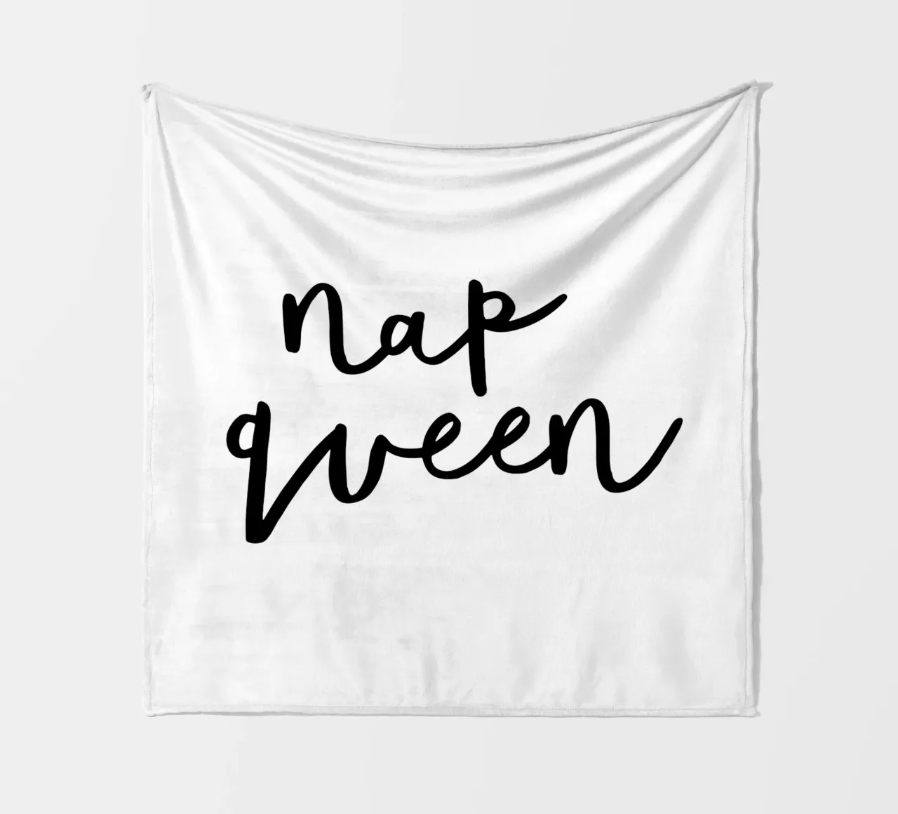 Design tipografico Nap Queen in bianco e nero monocromatico coperta in pile da THE MOTIVATED TYPE