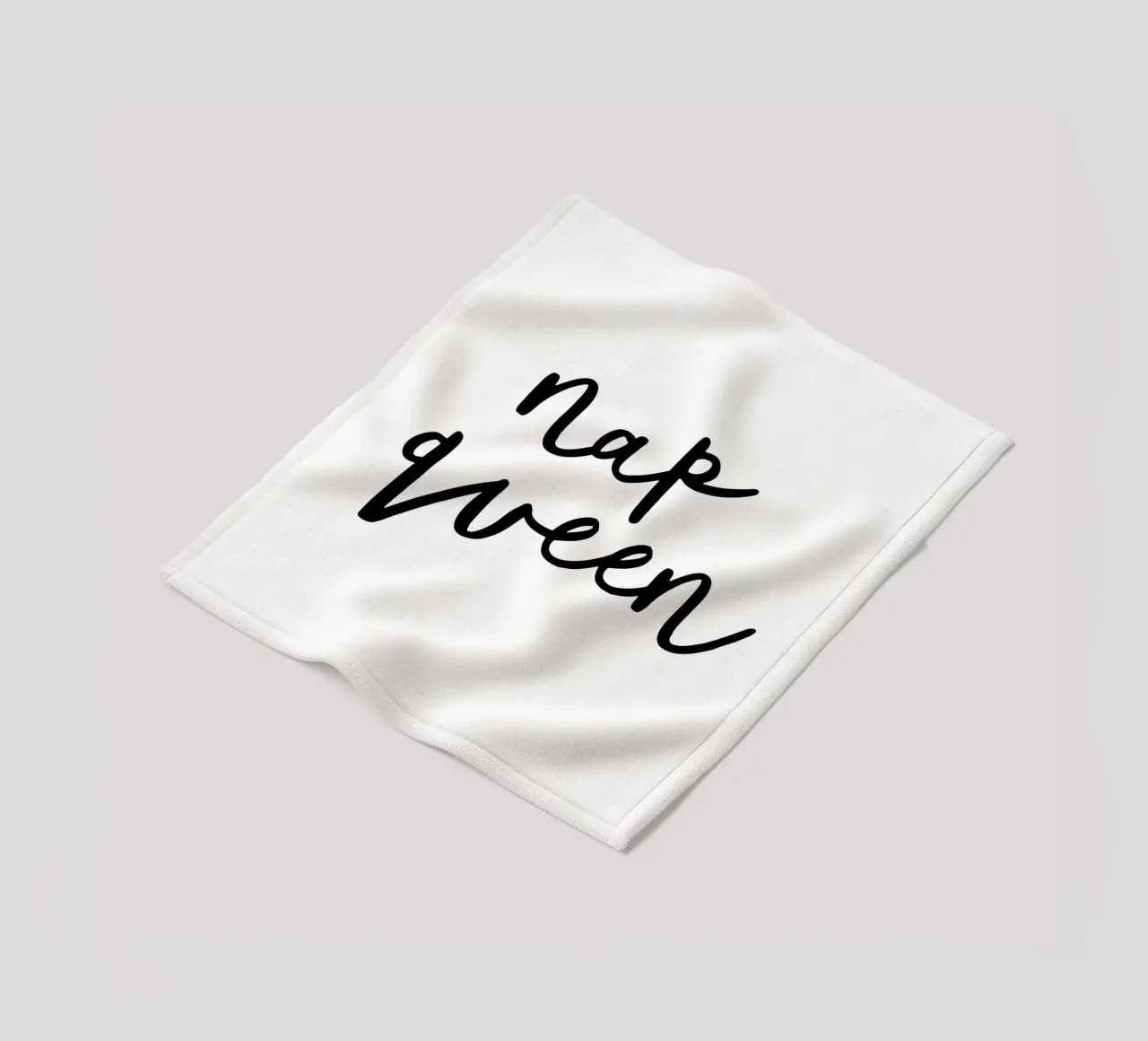 Design tipografico Nap Queen in bianco e nero monocromatico coperta in pile da THE MOTIVATED TYPE