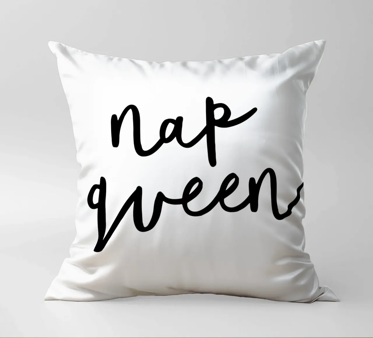 Design tipografico Nap Queen in bianco e nero monocromatico cuscino da THE MOTIVATED TYPE