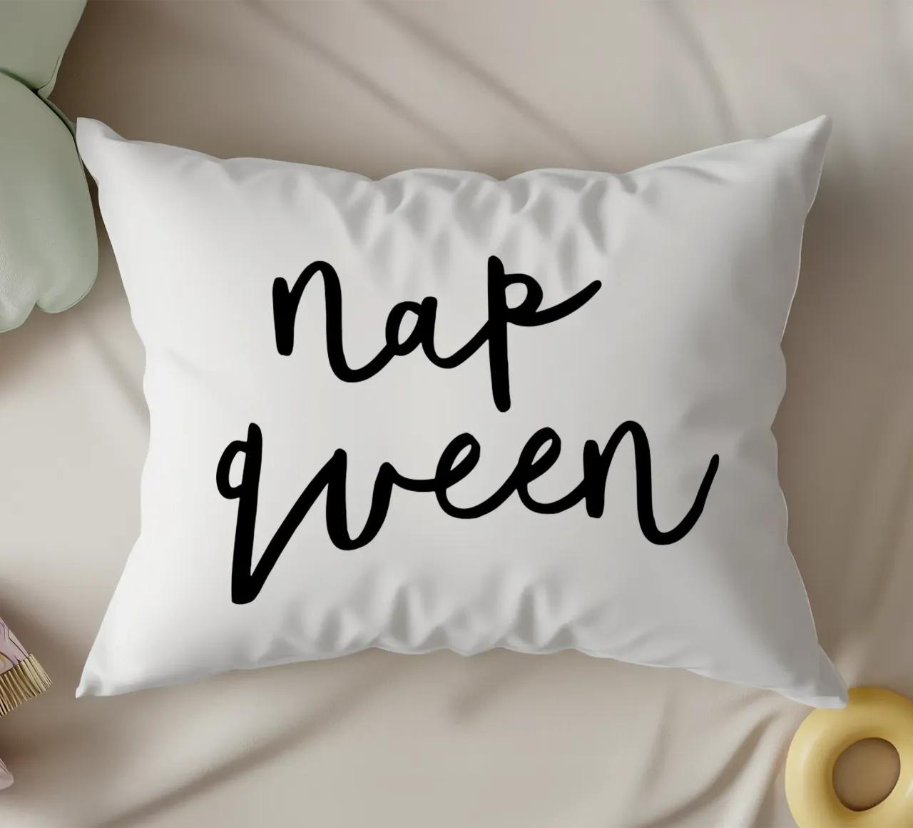 Design tipografico Nap Queen in bianco e nero monocromatico cuscino da THE MOTIVATED TYPE