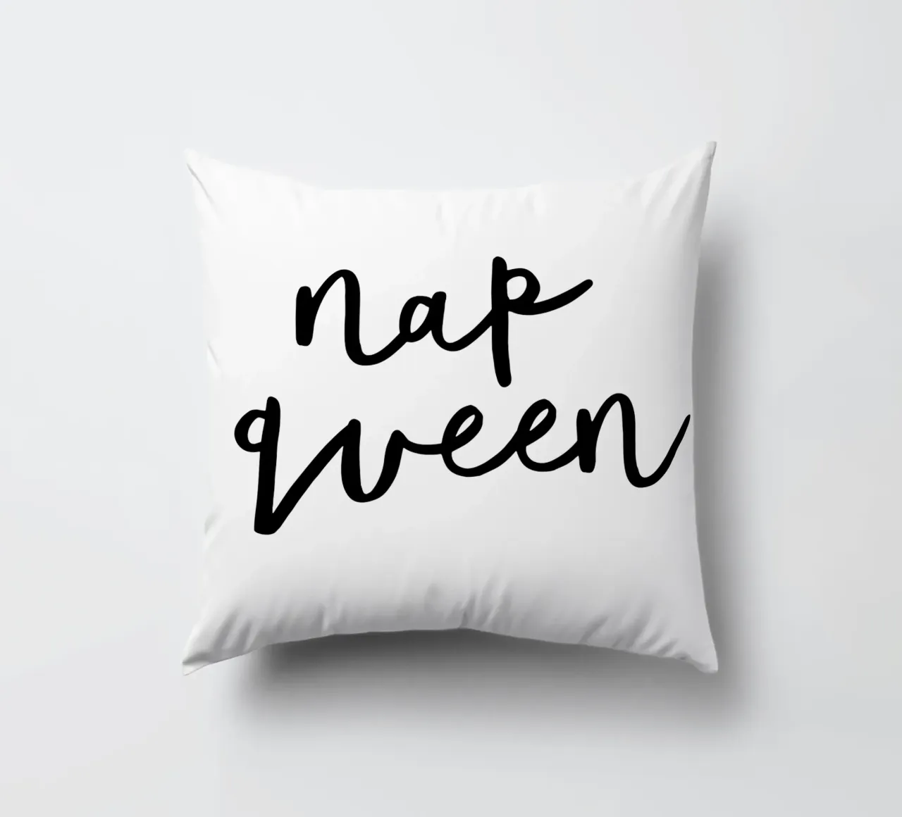 Design tipografico Nap Queen in bianco e nero monocromatico cuscino da THE MOTIVATED TYPE