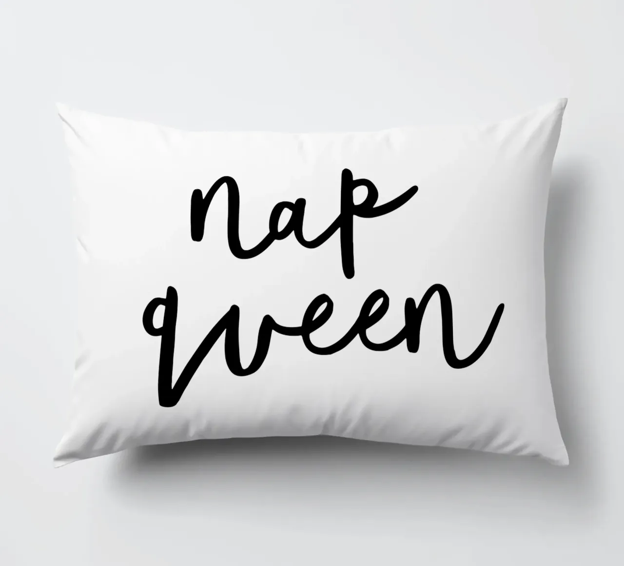 Design tipografico Nap Queen in bianco e nero monocromatico cuscino da THE MOTIVATED TYPE