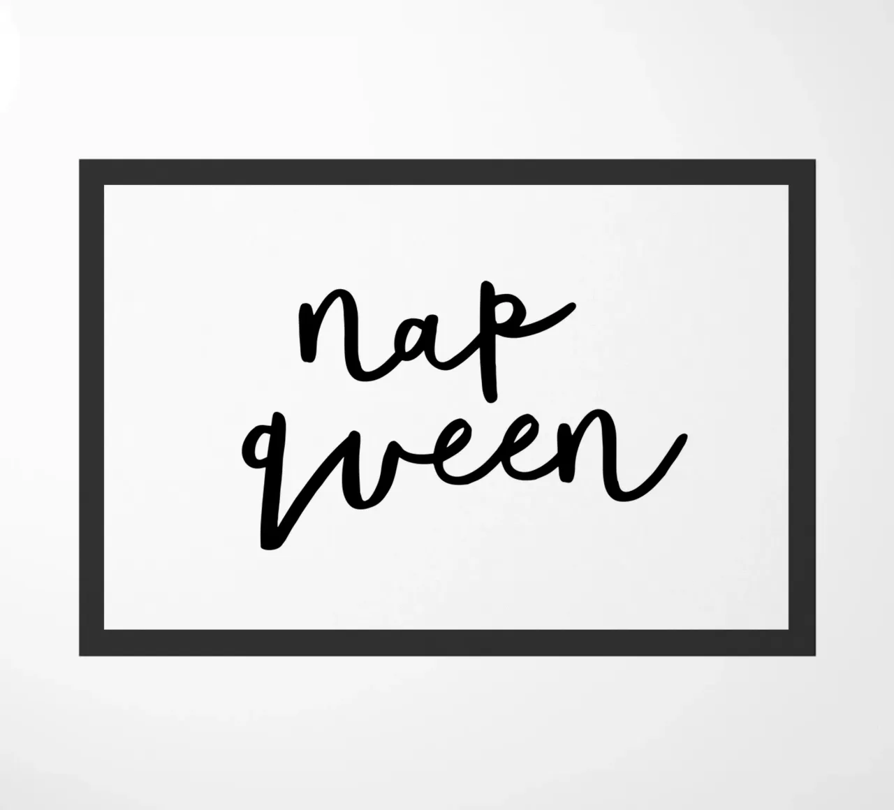 Design tipografico Nap Queen in bianco e nero monocromatico zerbino da THE MOTIVATED TYPE