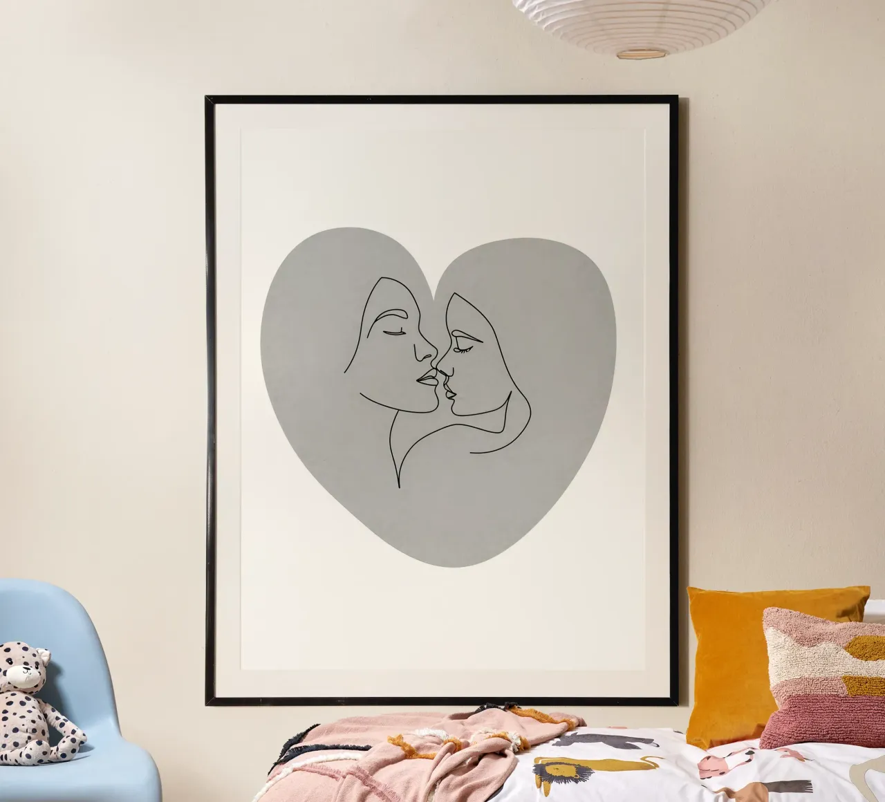 Disegno lineare minimalista di due persone che si baciano in un cuore | M poster da Viv Line Art