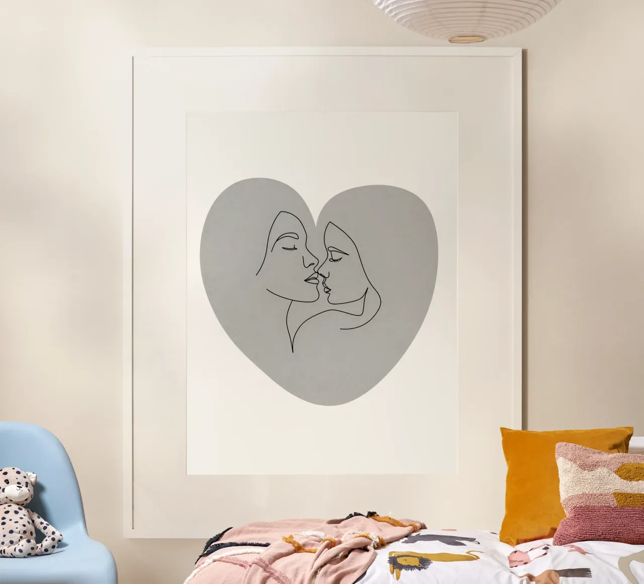 Disegno lineare minimalista di due persone che si baciano in un cuore | M poster da Viv Line Art