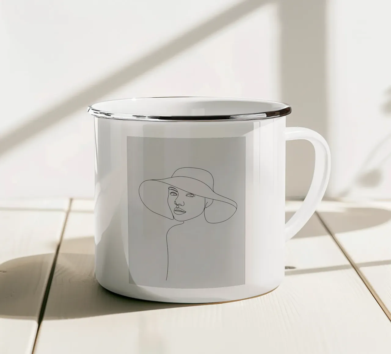 Disegno lineare minimalista di una donna con cappello | Modern Abstrac tazza in smalto da Viv Line Art