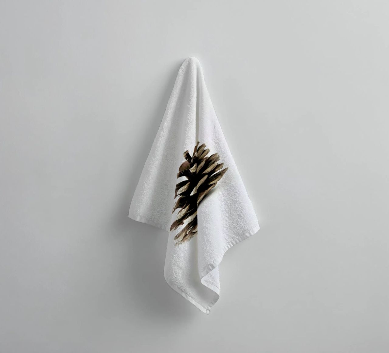 Pinecone N1 Handtuch von Miles of Light