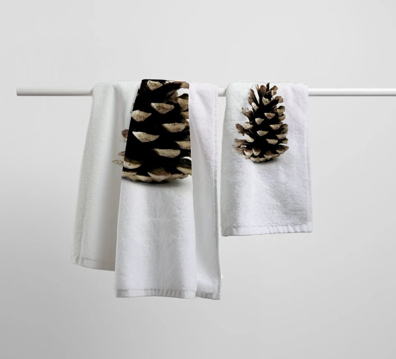 Pinecone N1 Handtuch von Miles of Light