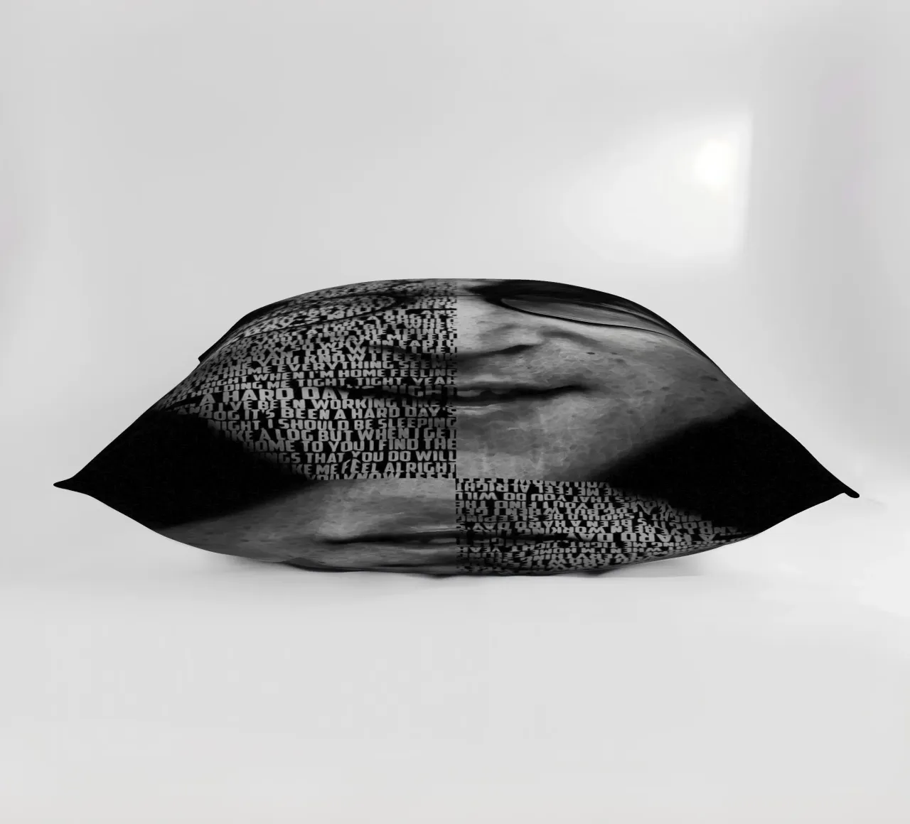 Une nuit difficile coussin de Gunawan Rb