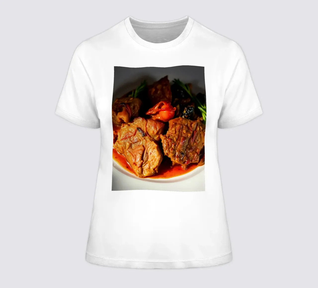Sabroso estofado de ternera a fuego lento con hierbas y verduras camiseta de mujer de DesignDoodle