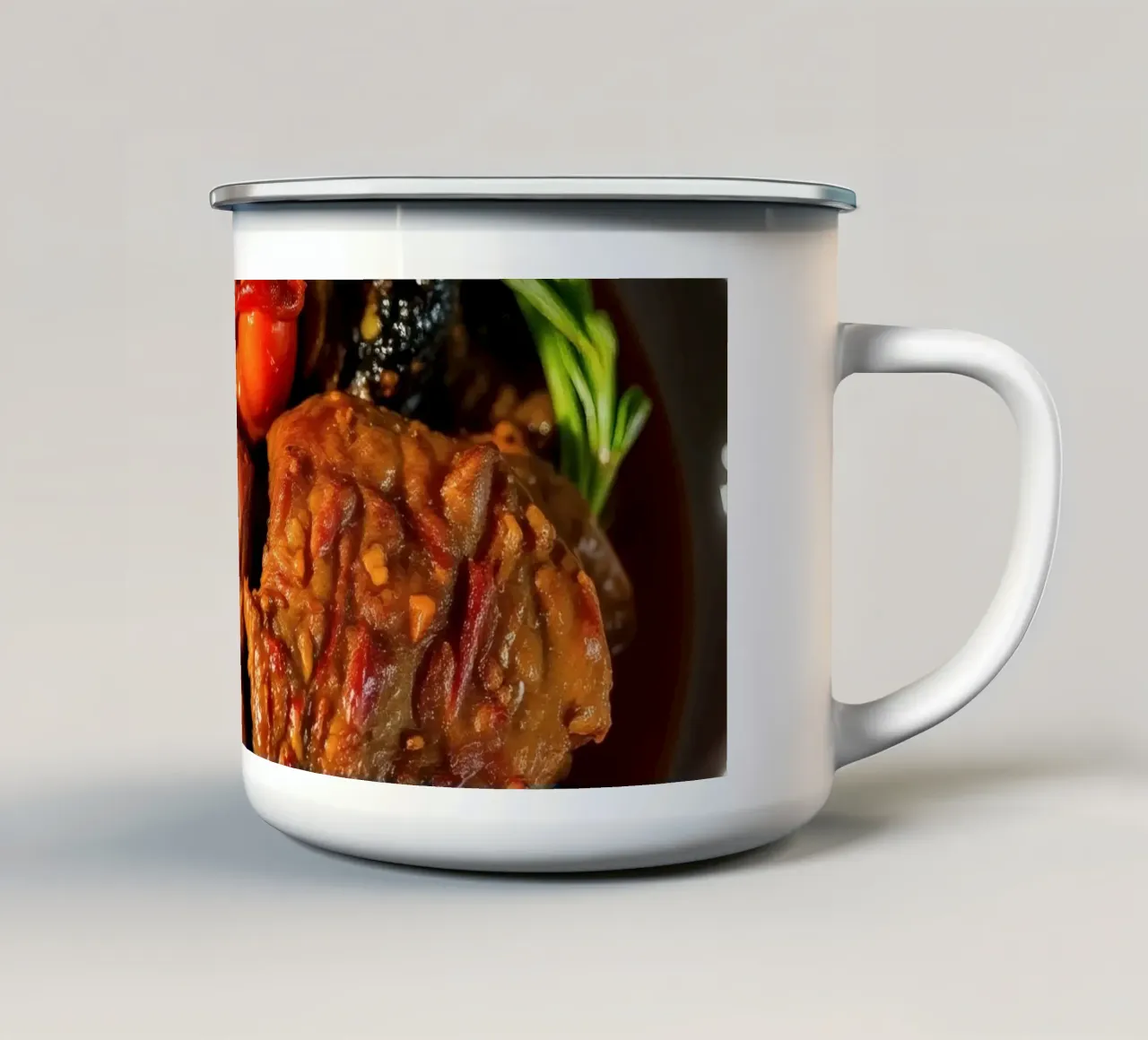 Pikanter, langsam gekochter Rindfleischeintopf mit Kräutern und Gemüse Emaille Tasse von DesignDoodle