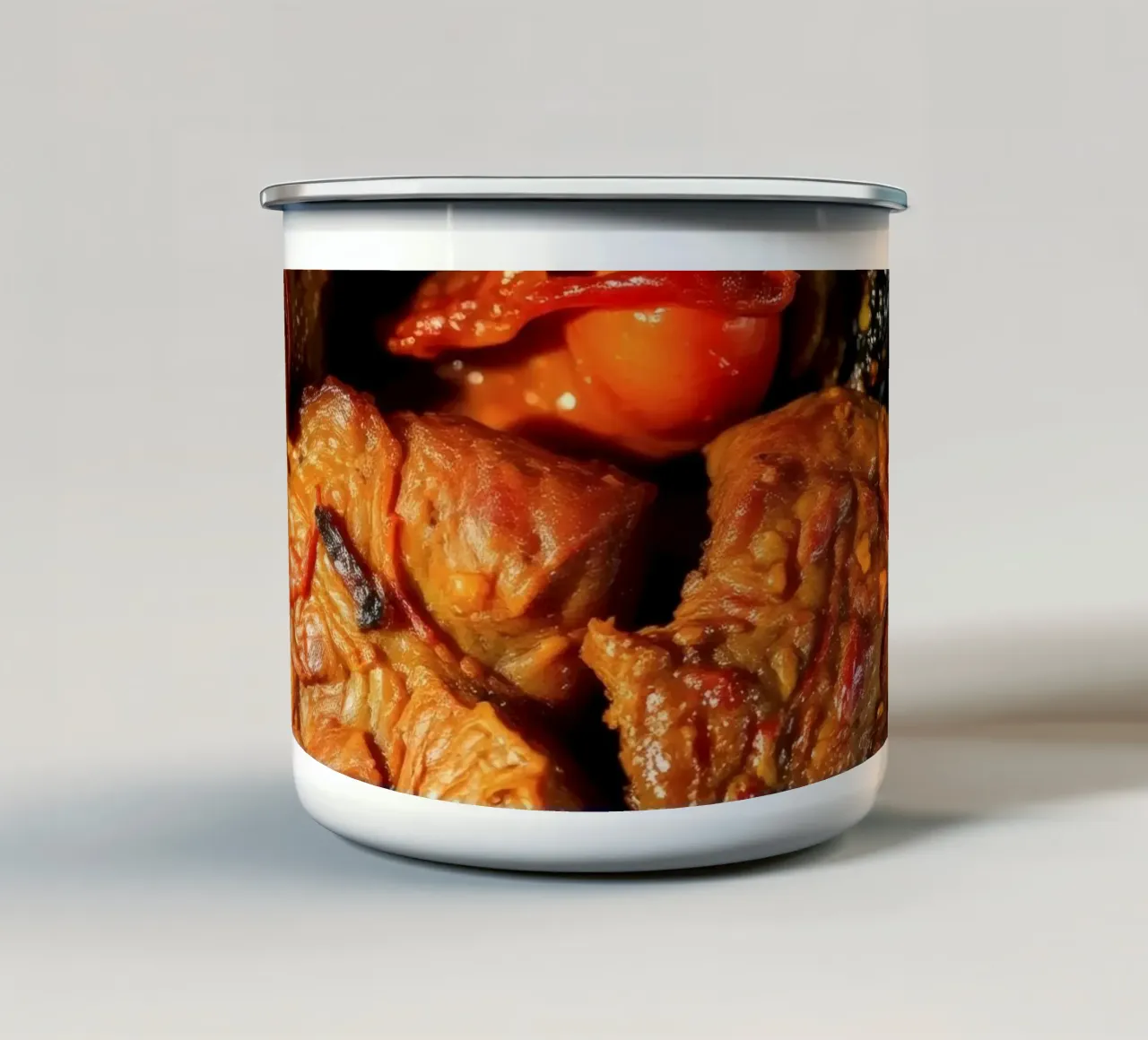 Pikanter, langsam gekochter Rindfleischeintopf mit Kräutern und Gemüse Emaille Tasse von DesignDoodle