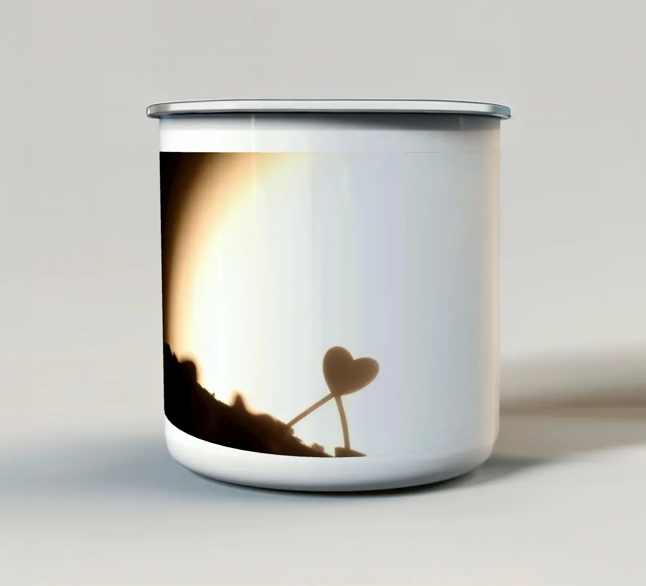 La natura dimostra l'amore con una silhouette a forma di cuore tazza in smalto da DesignDoodle
