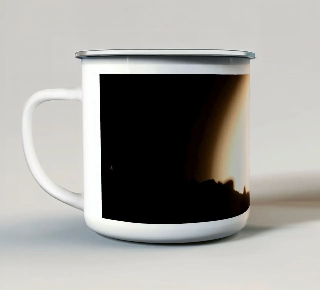 La natura dimostra l'amore con una silhouette a forma di cuore tazza in smalto da DesignDoodle