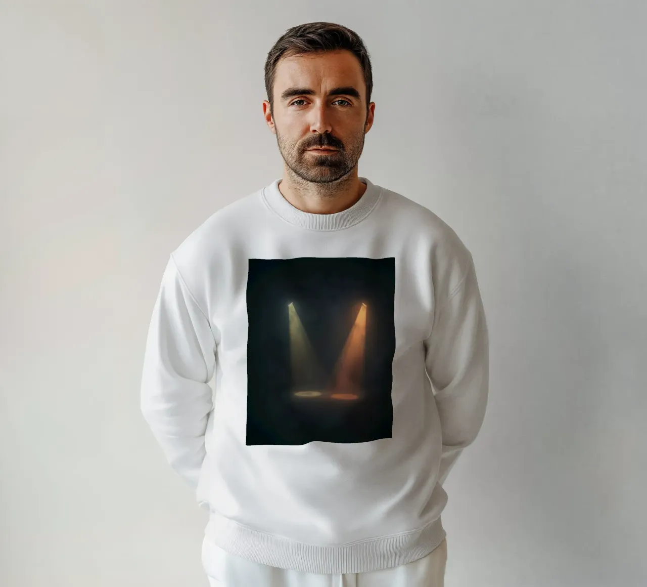 Due fasci di luce contrastanti illuminano un palcoscenico nebbioso felpa da DesignDoodle