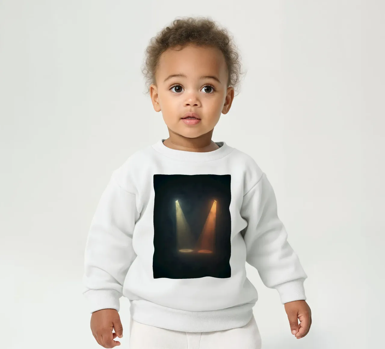 Due fasci di luce contrastanti illuminano un palcoscenico nebbioso felpa neonato da DesignDoodle