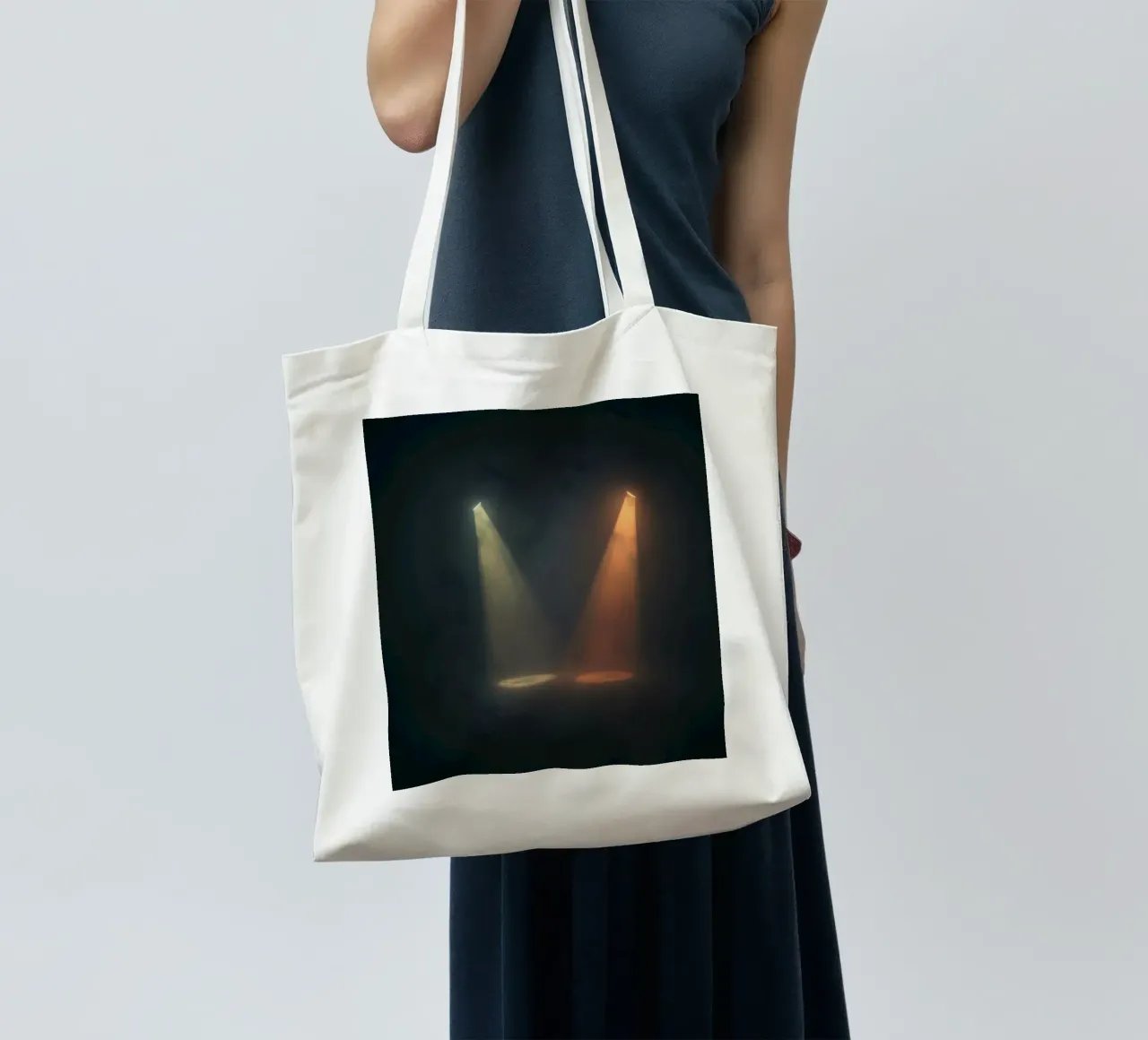Due fasci di luce contrastanti illuminano un palcoscenico nebbioso borsa in juta da DesignDoodle