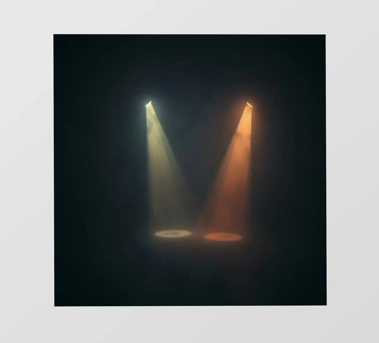 Due fasci di luce contrastanti illuminano un palcoscenico nebbioso telo in pvc da DesignDoodle