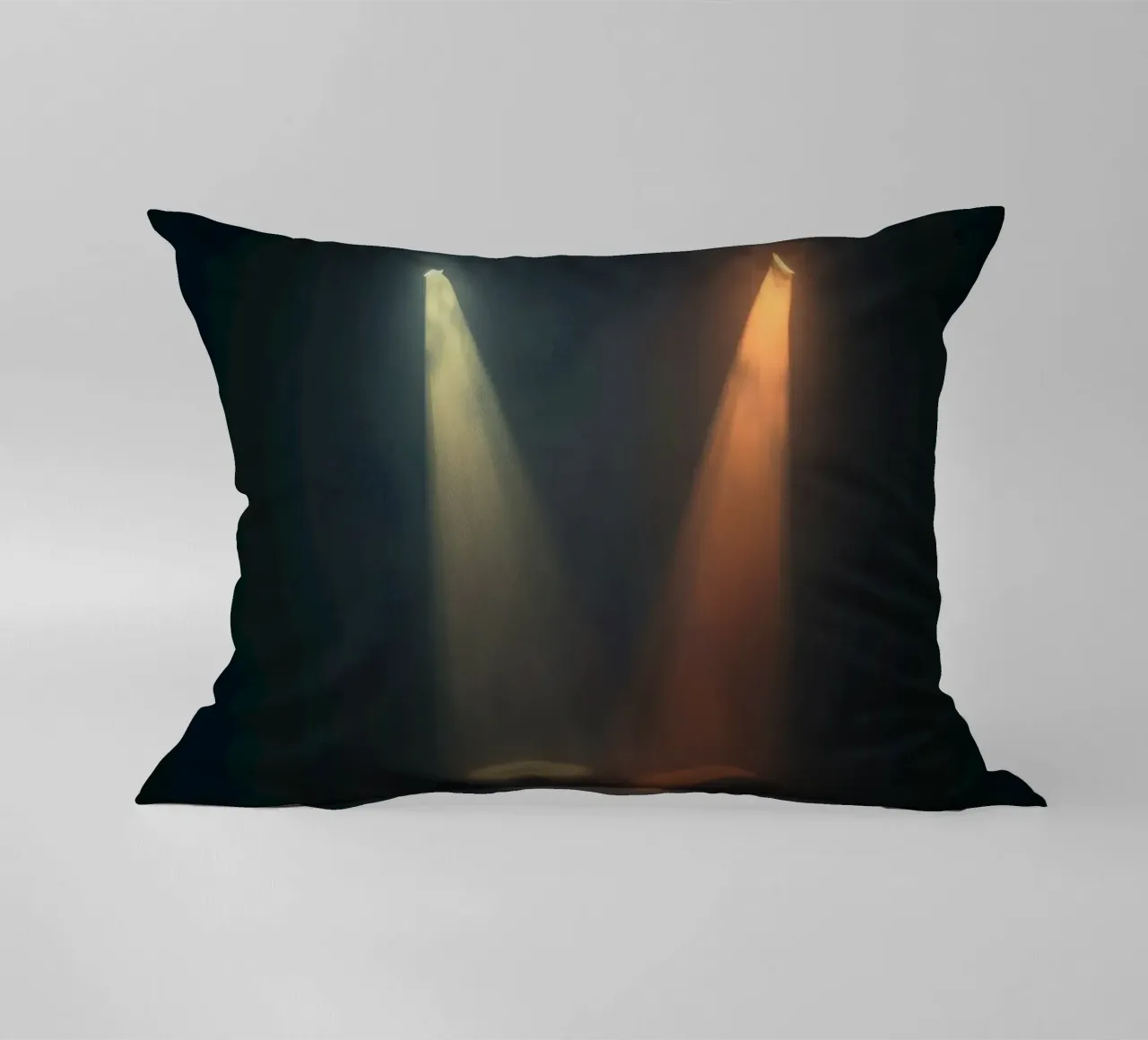 Due fasci di luce contrastanti illuminano un palcoscenico nebbioso cuscino da DesignDoodle