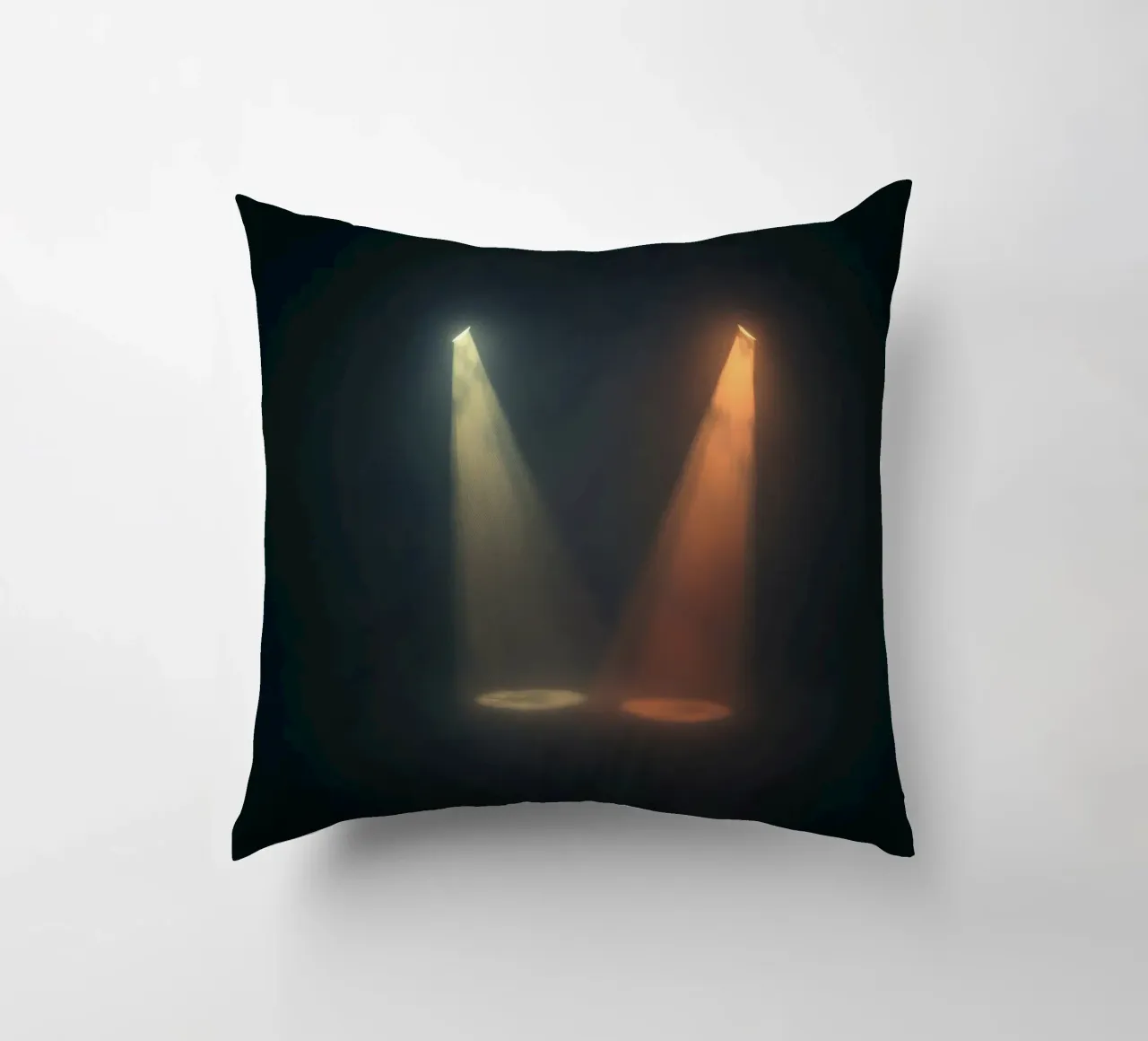 Due fasci di luce contrastanti illuminano un palcoscenico nebbioso cuscino da DesignDoodle
