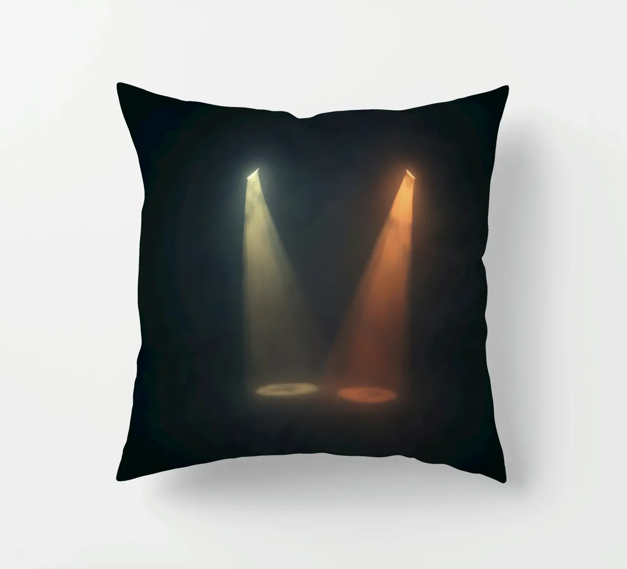 Due fasci di luce contrastanti illuminano un palcoscenico nebbioso cuscino da DesignDoodle