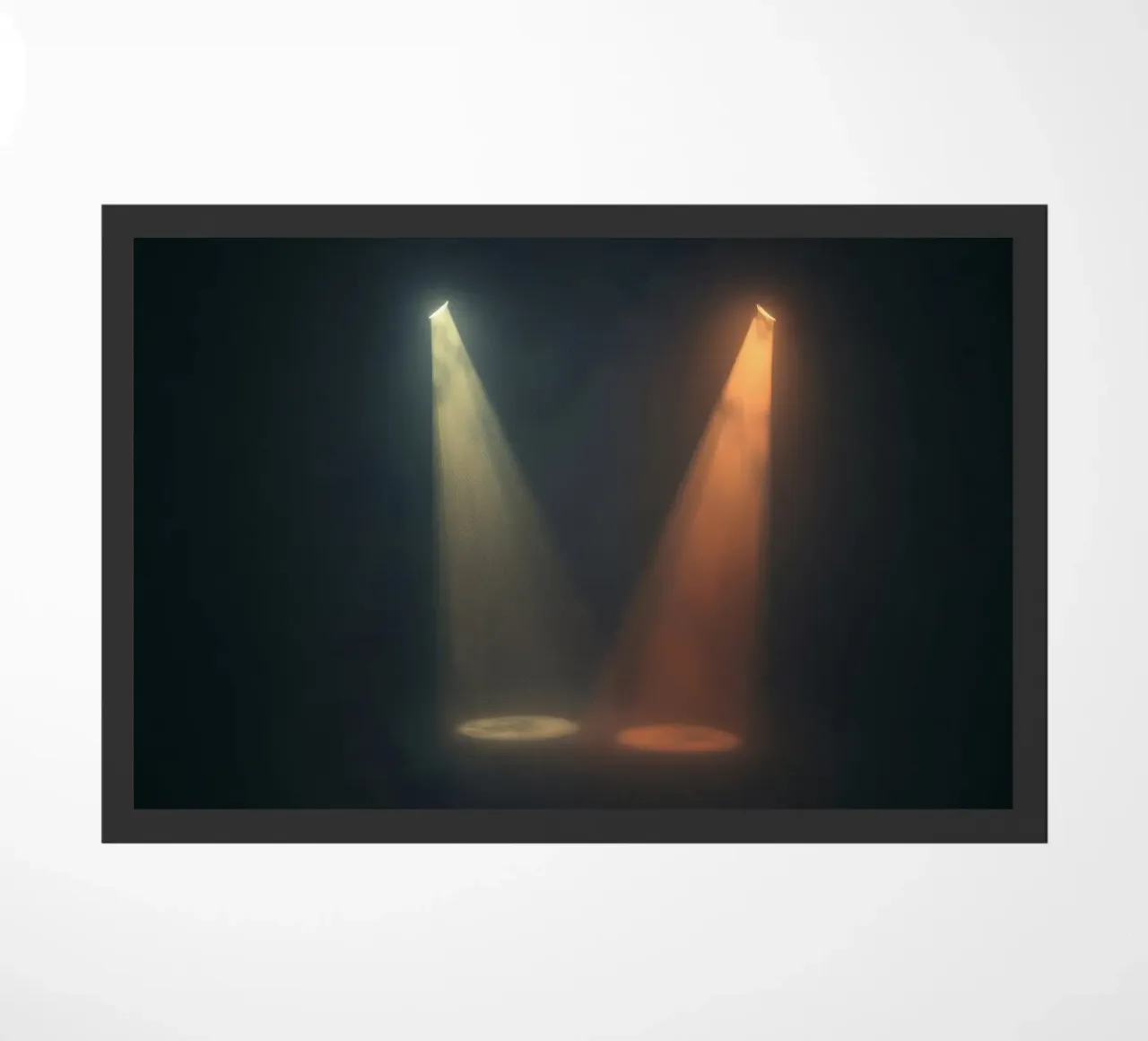 Due fasci di luce contrastanti illuminano un palcoscenico nebbioso zerbino da DesignDoodle