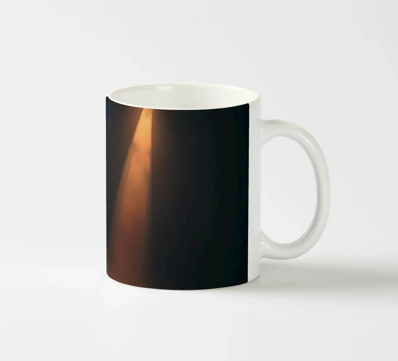 Deux faisceaux de projecteurs contrastés éclairent une scène brumeuse mug en céramique de DesignDoodle