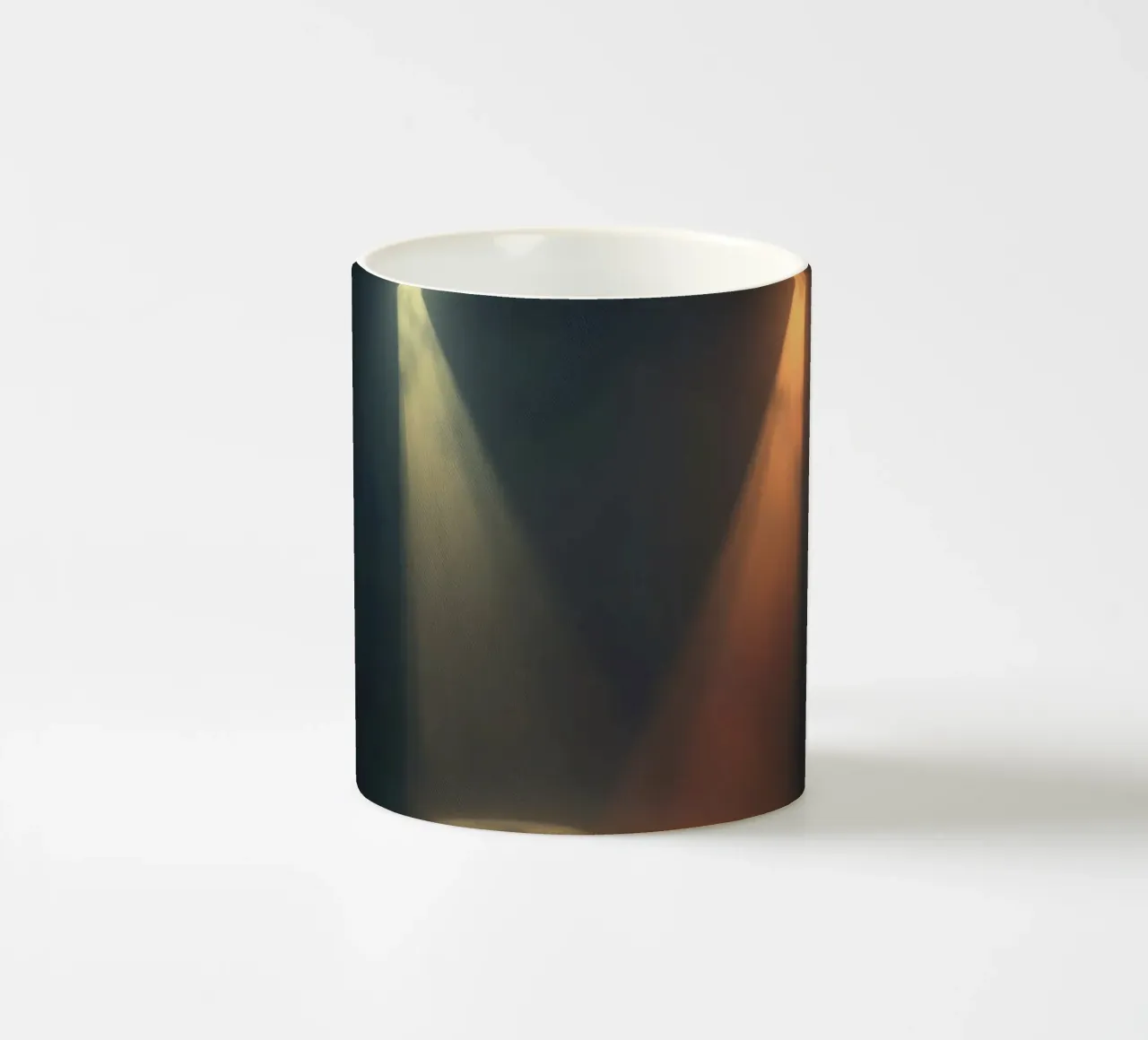 Due fasci di luce contrastanti illuminano un palcoscenico nebbioso tazza in ceramica da DesignDoodle