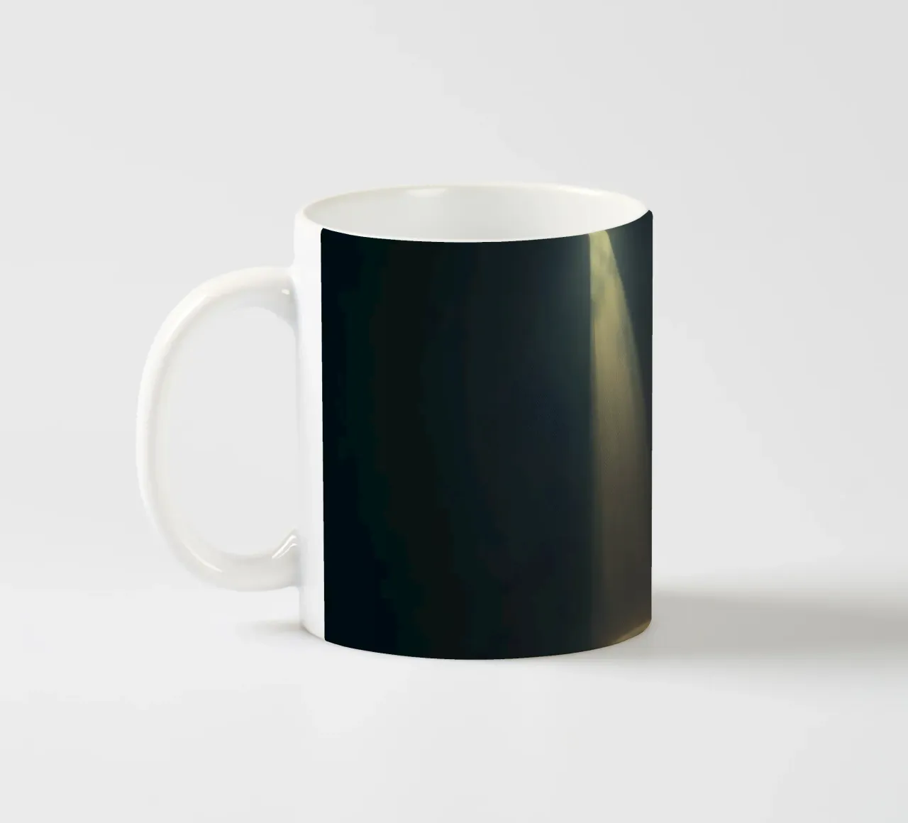 Due fasci di luce contrastanti illuminano un palcoscenico nebbioso tazza in ceramica da DesignDoodle