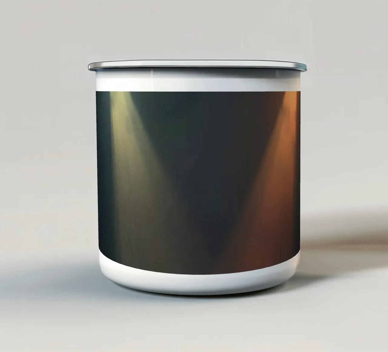 Due fasci di luce contrastanti illuminano un palcoscenico nebbioso tazza in smalto da DesignDoodle