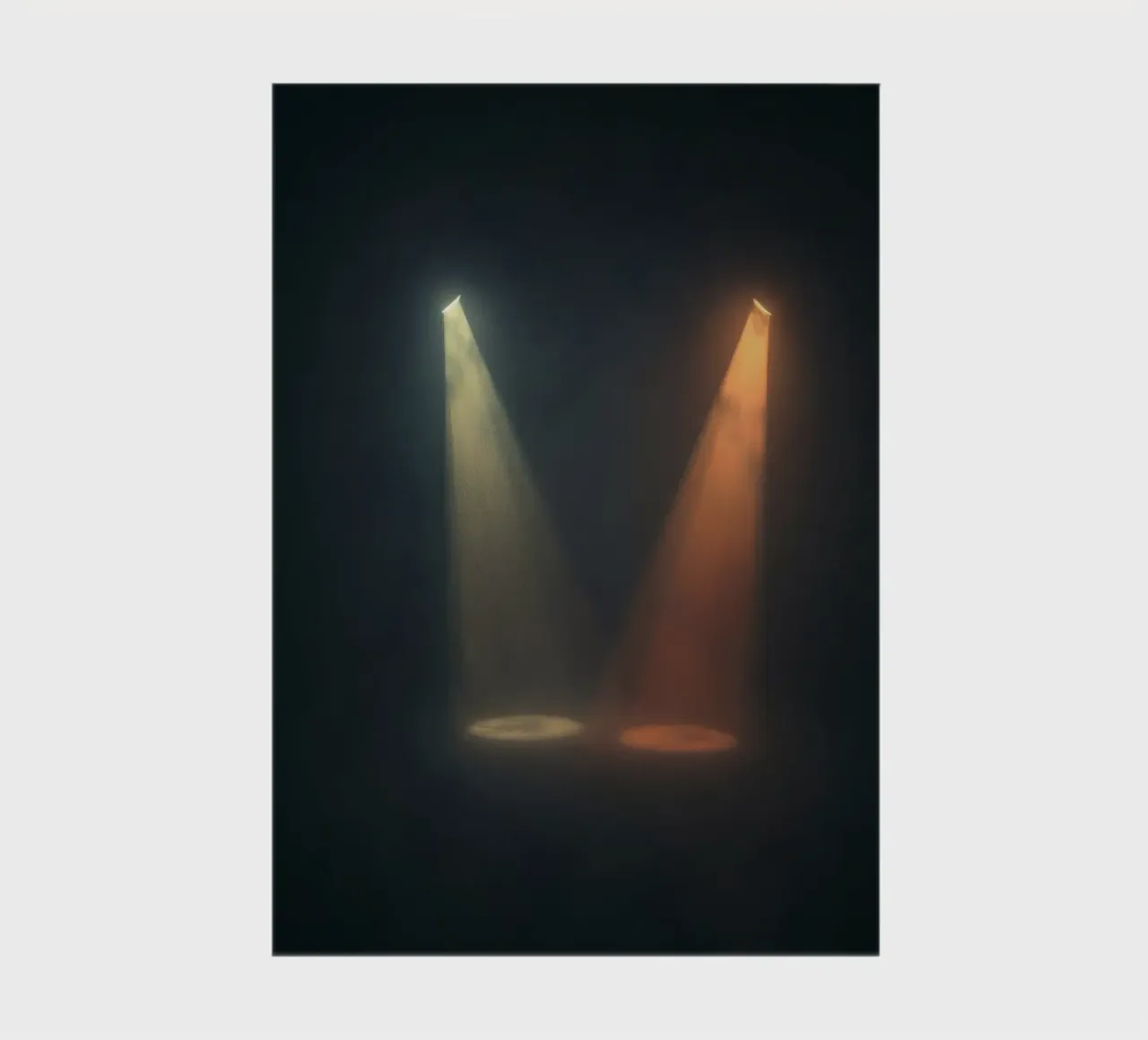 Due fasci di luce contrastanti illuminano un palcoscenico nebbioso diario da DesignDoodle