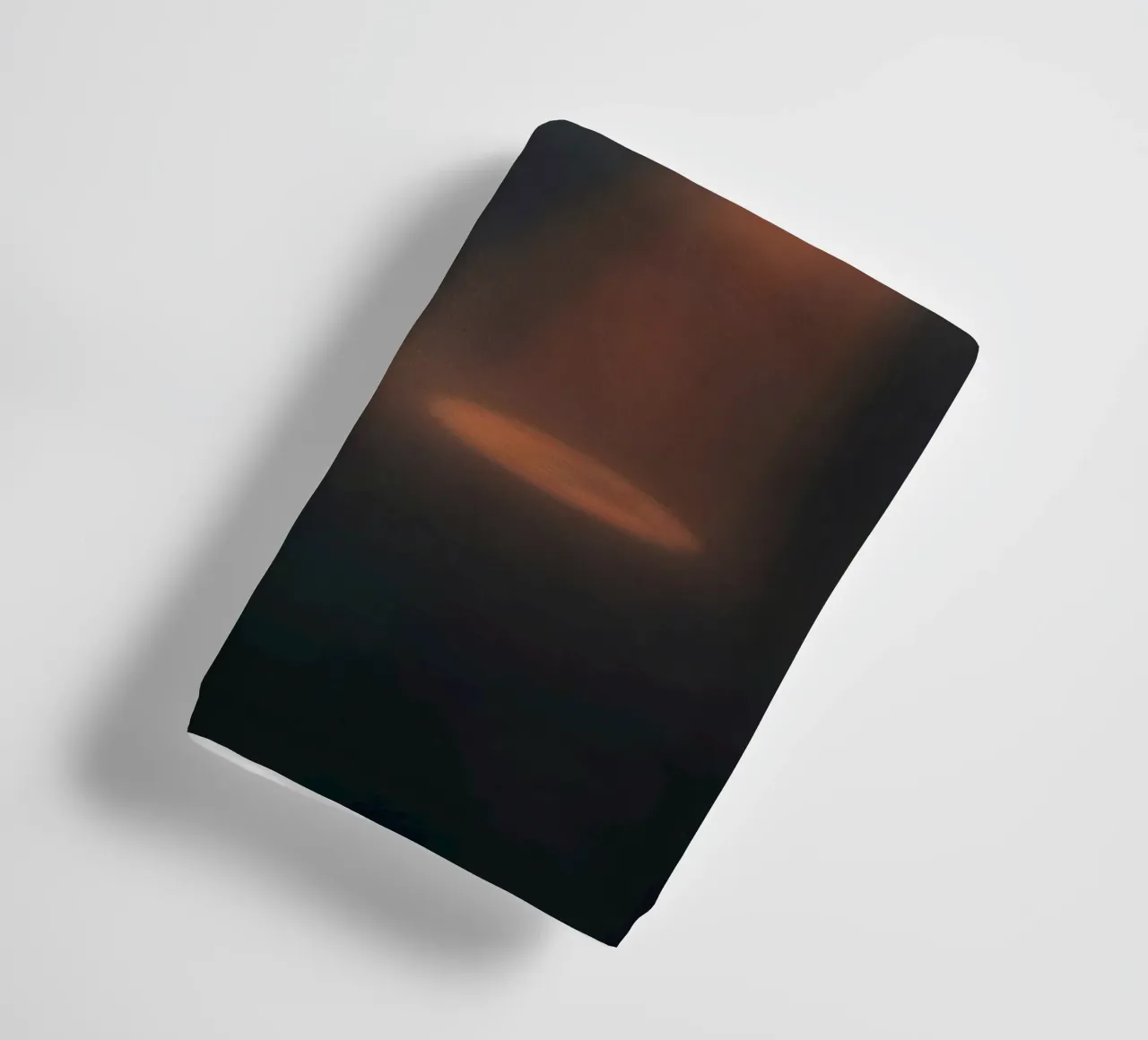 Due fasci di luce contrastanti illuminano un palcoscenico nebbioso asciugamano da bagno da DesignDoodle